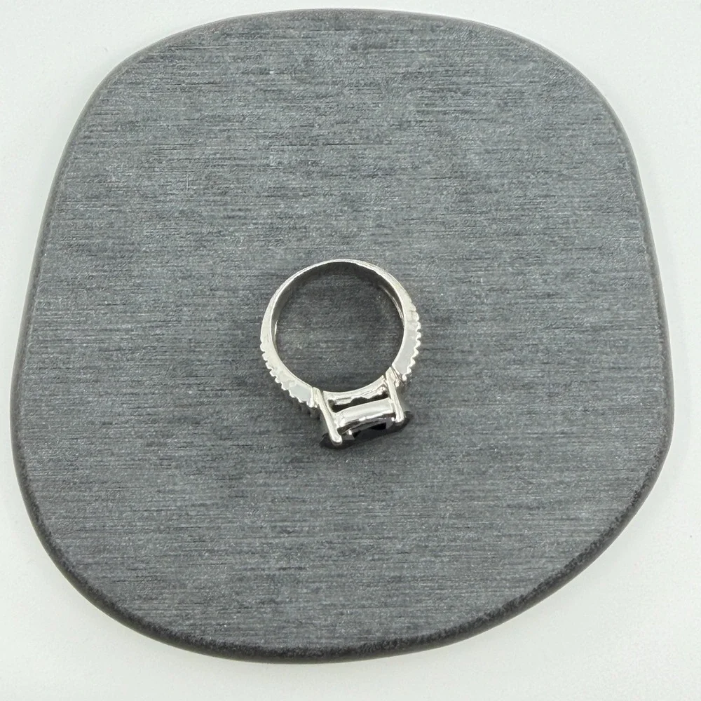Vtg Silver Tone Black Oval Faceted Stone Ring Textured Band Gothic Statement Y2K
